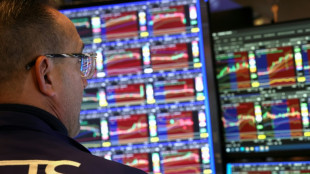 Wall Street termine en hausse, prévoit une baisse des taux