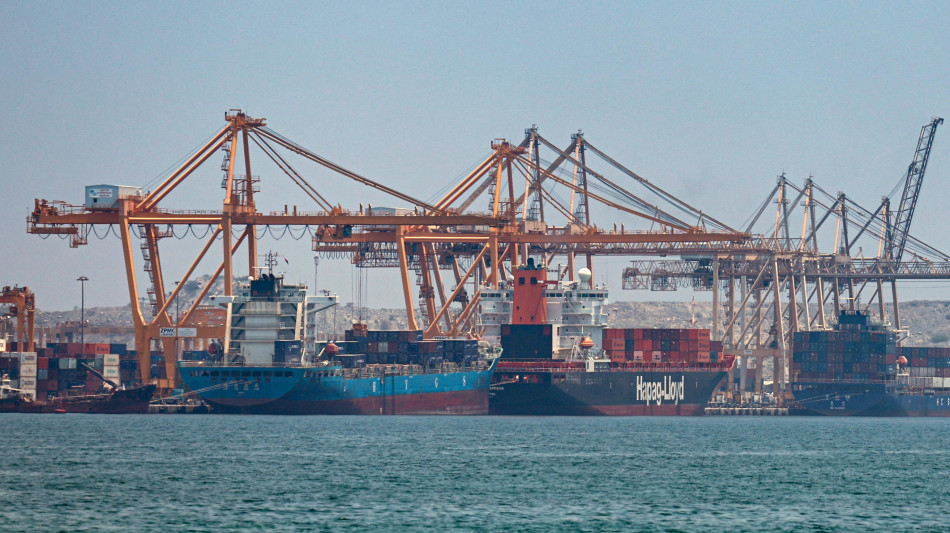 Emirati: missili iraniani contro due nostre petroliere a Hormuz, un morto e 8 feriti