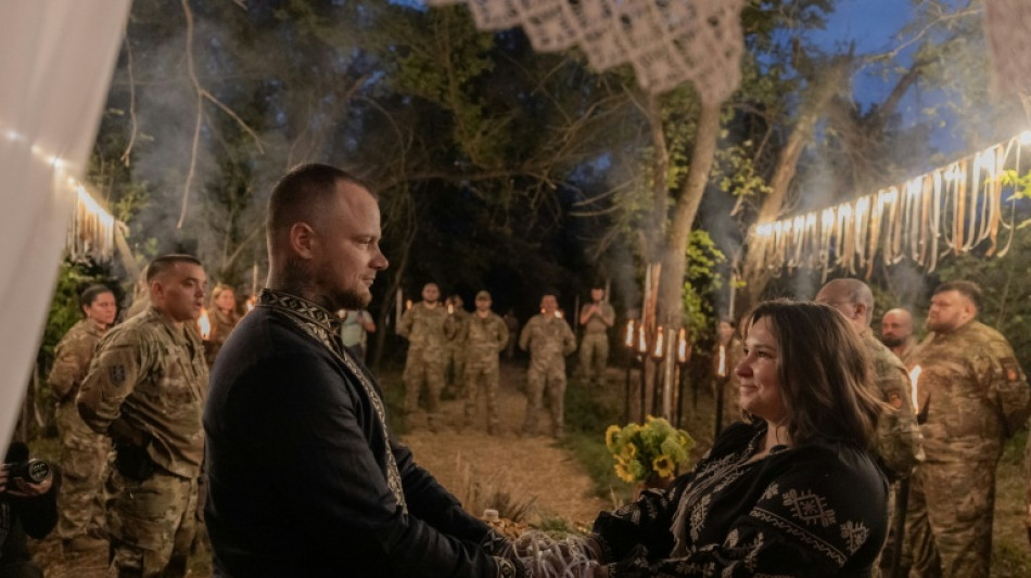 Flambeaux et &eacute;pis de bl&eacute; : pr&egrave;s du front en Ukraine, le mariage pa&iuml;en de deux soldats