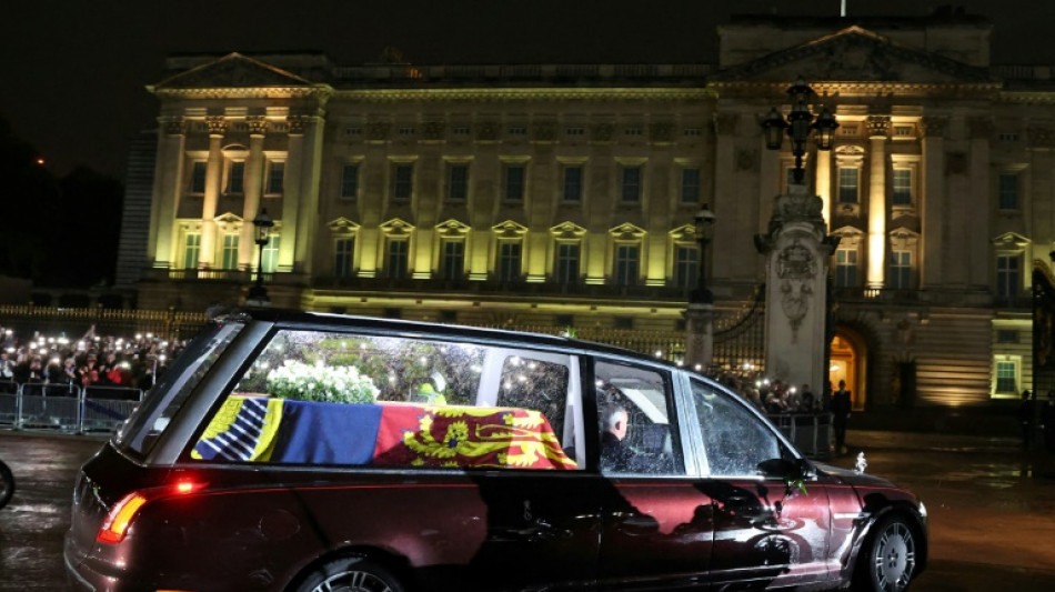 Sarg der Queen erreicht Buckingham-Palast in London