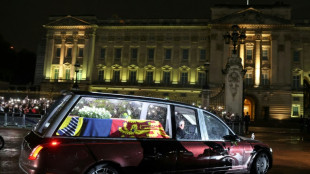 Sarg der Queen erreicht Buckingham-Palast in London