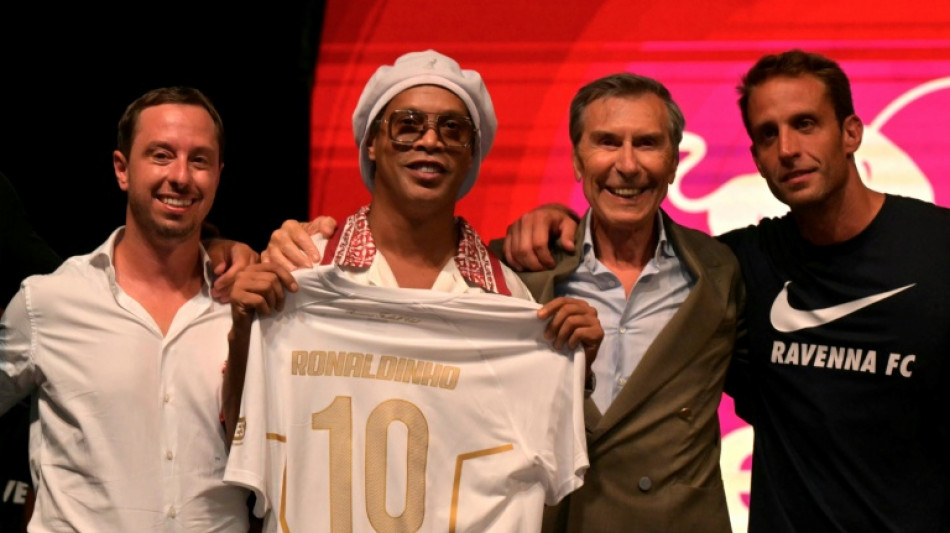  Ronaldinho retorna ao futebol na 3&ordf; divis&atilde;o italiana em busca do gol 300 