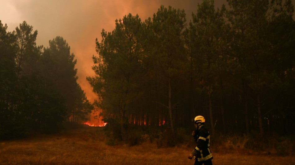  Thousands flee wildfires in southern Europe 
