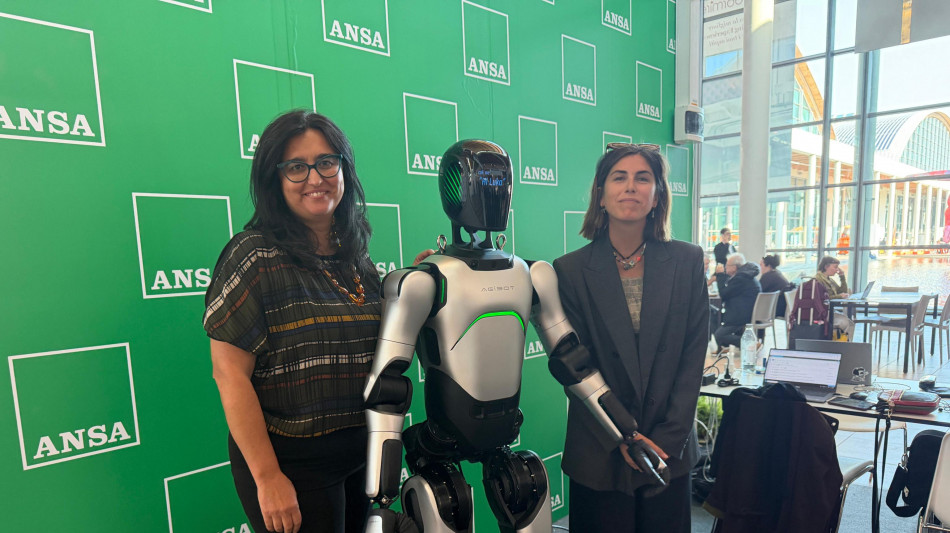  A Ttg l'intervista al robot umanoide, 'non provo emozioni ma imparo da voi' 