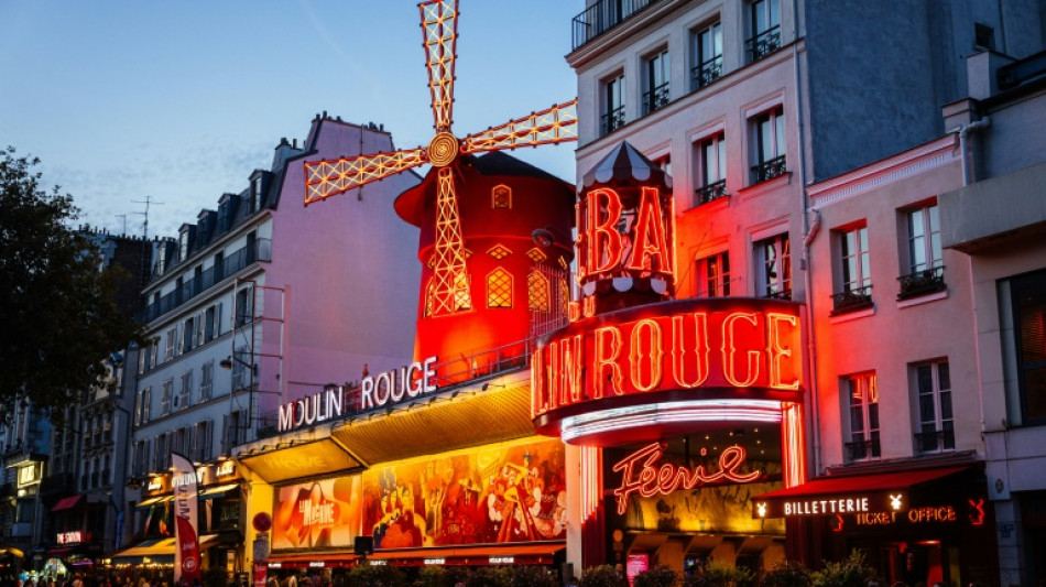 Windmühlenflügel am berühmten Pariser Cabaret Moulin Rouge  abgestürzt