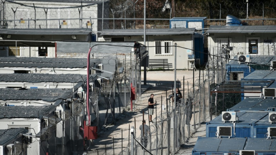  Imigrantes 'contemplam suic&iacute;dio' em acampamento na Gr&eacute;cia 