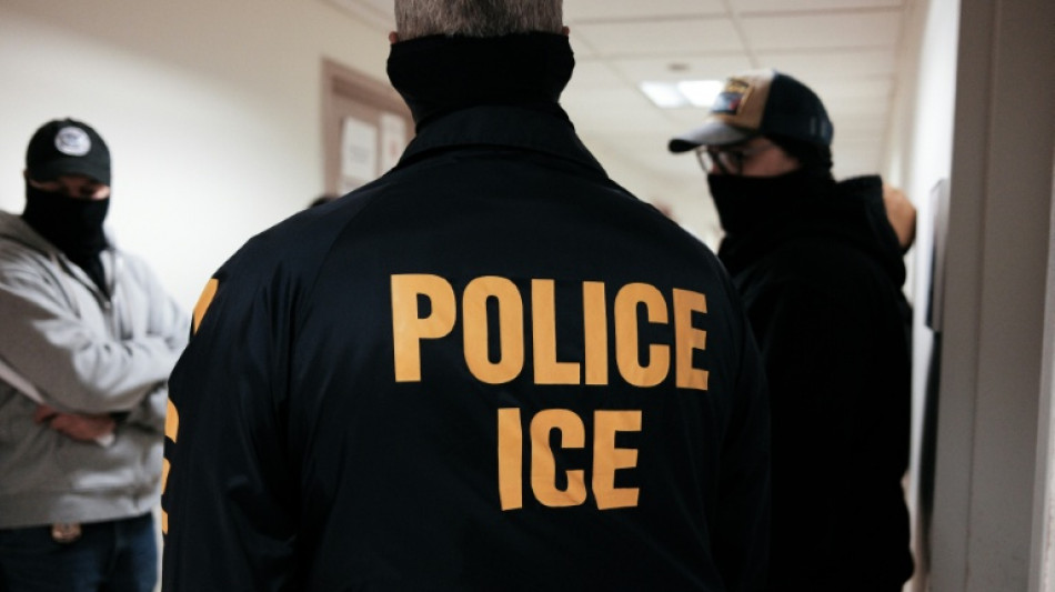  Governadora de Nova York ordena que agentes do ICE atuem com rosto descoberto 