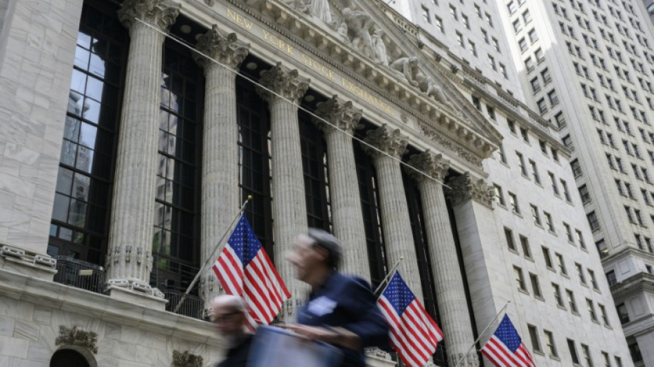 Wall Street termine en hausse, encouragée par des indicateurs et la Fed