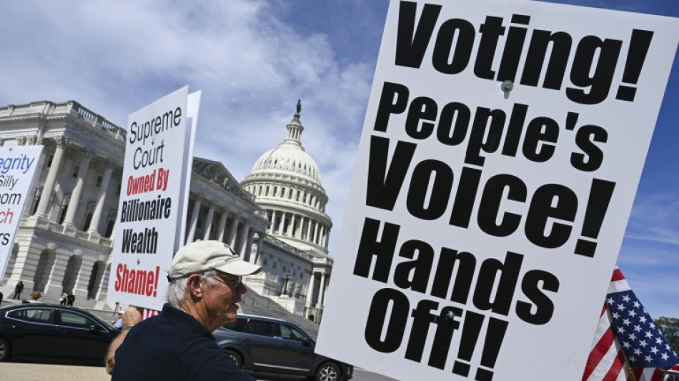 Des b&eacute;n&eacute;voles d&eacute;ploy&eacute;s autour de bureaux de vote aux &Eacute;tats-Unis face aux craintes d'intimidation 