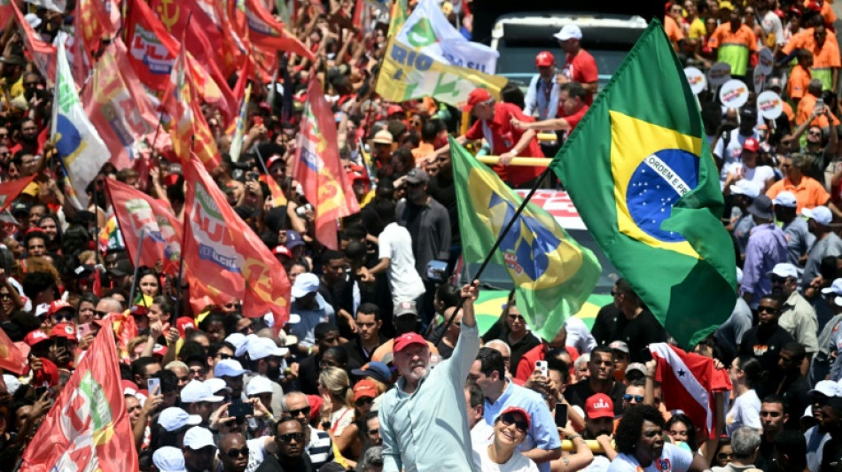  Br&eacute;sil : Lula et Bolsonaro mobilisent des milliers de partisans &agrave; la veille du second tour 