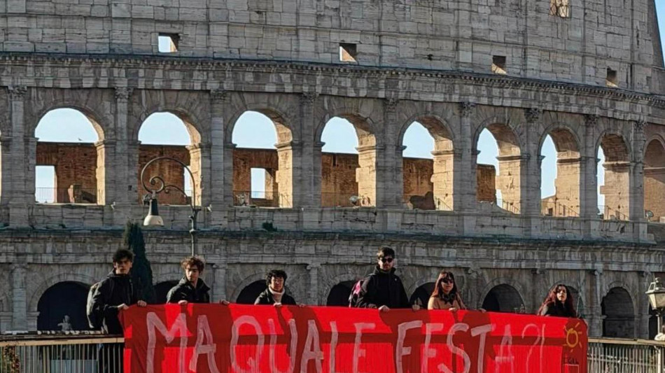 Striscione per i pap&agrave; al Colosseo di Cgil e studenti, 'vogliamo il congedo paritario' 