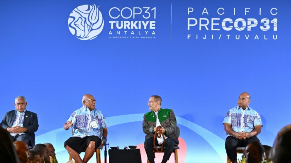  Des dirigeants &agrave; Tuvalu pour constater les d&eacute;g&acirc;ts du changement climatique 