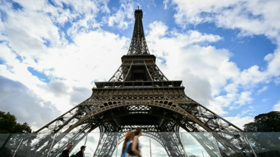 Reabre la Torre Eiffel tras una huelga contra la discriminaci&oacute;n de su personal femenino 