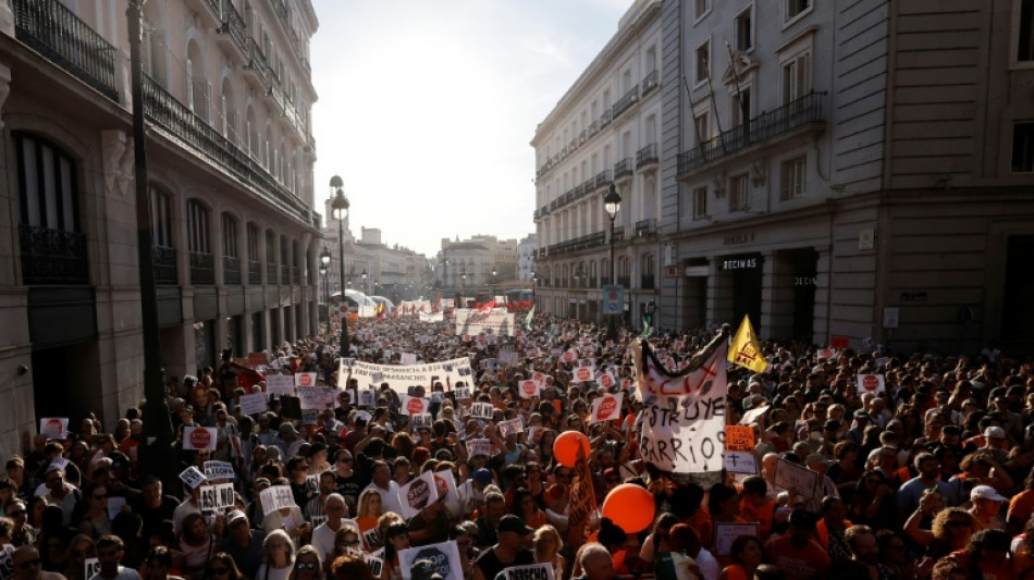  Thousands march in Madrid over eviction of 87-year-old woman 