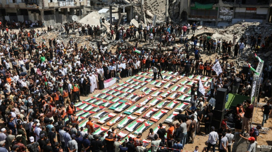  Gazans hold mass funeral for those killed during war 