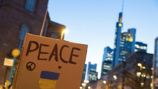 Rund 150 europäische Radiosender spielen Lennon-Song "Give Peace a Chance"