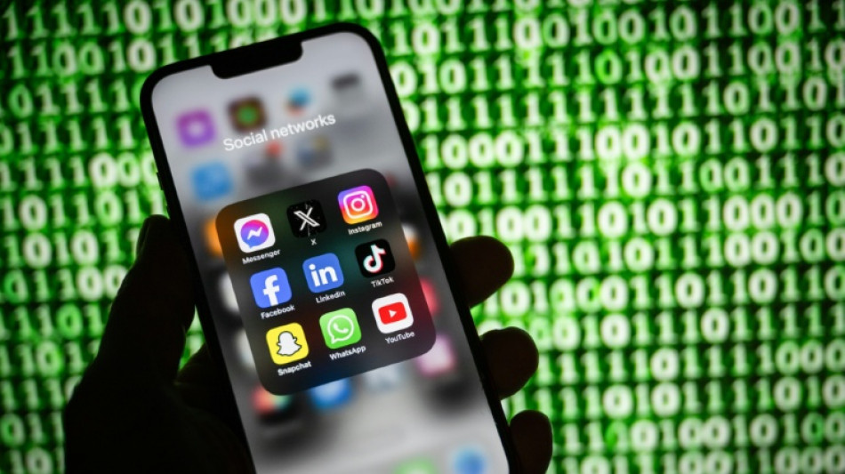 Les 11-14 ans passent presque 2 heures par jour sur les r&eacute;seaux sociaux et messageries, selon M&eacute;diam&eacute;trie