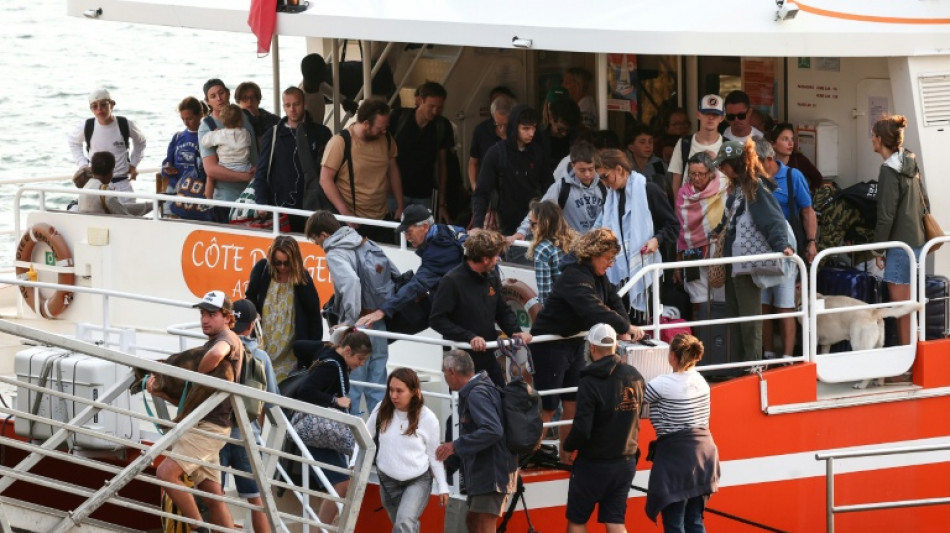  Sud-Ouest: plus de 140.000 personnes &eacute;vacu&eacute;es, l'incendie se dirige vers Bordeaux 