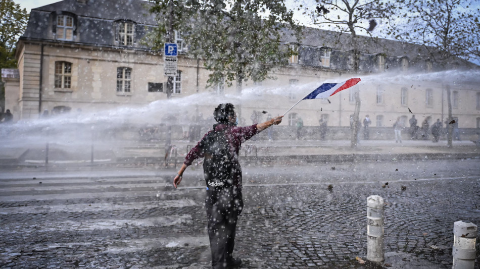  Media, blitz dei manifestanti francesi contro la sede di CNews 