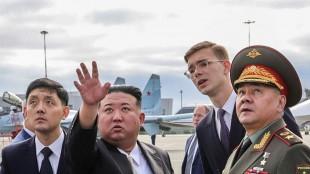 L&iacute;der norte-coreano examina m&iacute;sseis com ministro da Defesa russo