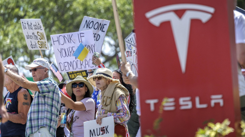Domani proteste anti-Musk in 200 showroom Tesla nel mondo