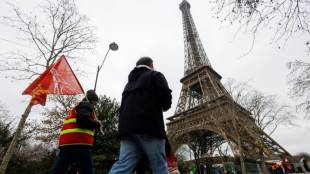 La torre Eiffel cierra por tercer d&iacute;a consecutivo por una huelga