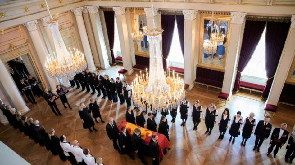  Sarg von verstorbenem norwegischen K&ouml;nig Harald V.in Schlosskapelle gebracht 