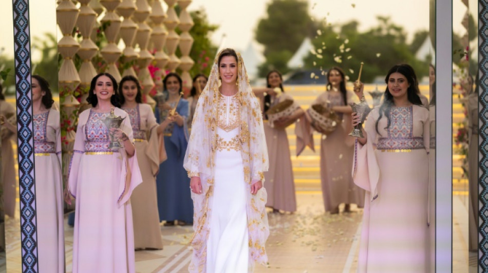 Jordanier feiern Hochzeit von Kronprinz Hussein mit  Radschwa al-Saif