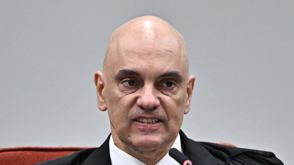 Moraes dà 24 ore ai legali di Bolsonaro per chiarire intervista