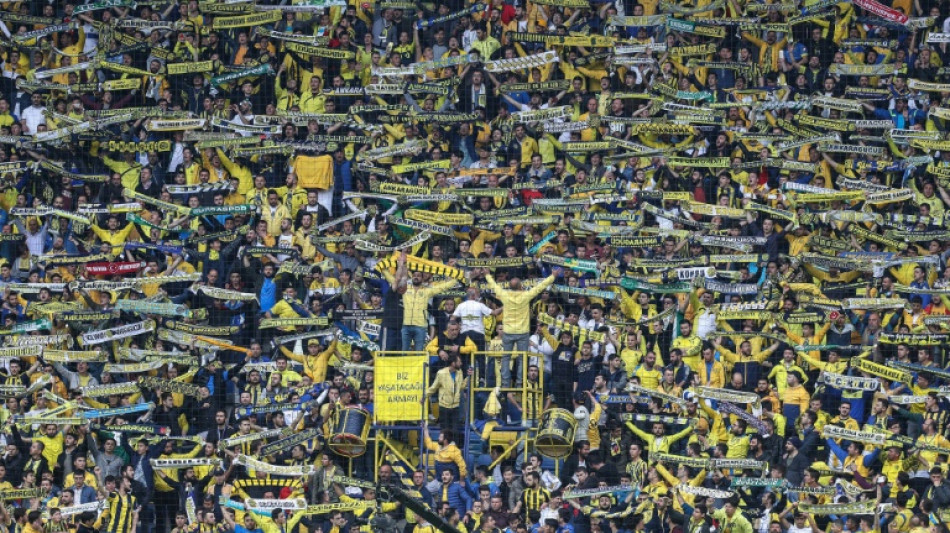 Campeonato Turco &eacute; suspenso ap&oacute;s grave agress&atilde;o a &aacute;rbitro