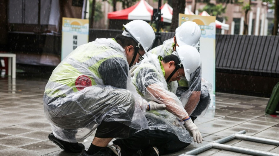  Heavy rain puts a dampener on Taiwan 'extreme heat' drill 