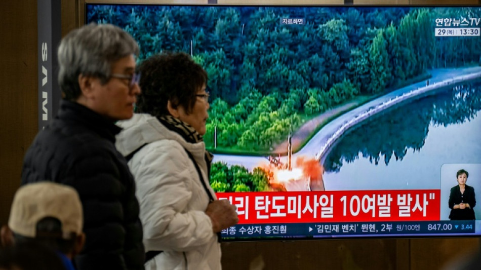 Corea del Norte lanza "una docena" de misiles bal&iacute;sticos hacia el mar del Este 