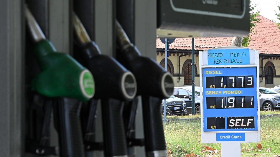  Mimit, ancora ribassi per i carburanti, verde self a 1,814 euro 