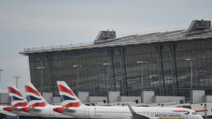 Aeroporto Heathrow em Londres fecha por inc&ecirc;ndio e afeta tr&aacute;fego mundial