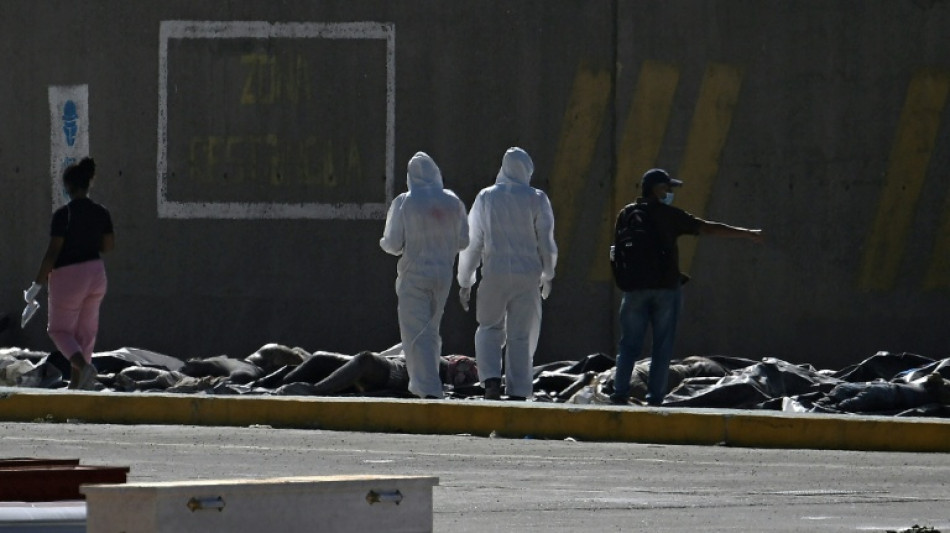  Una morgue improvisada se instala en puerto de Venezuela tras sismos 