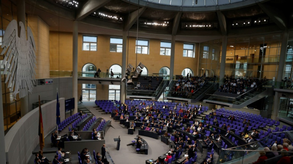 Bundestag befasst sich mit erleichterten Abschiebungen und schnellerem Passerwerb
