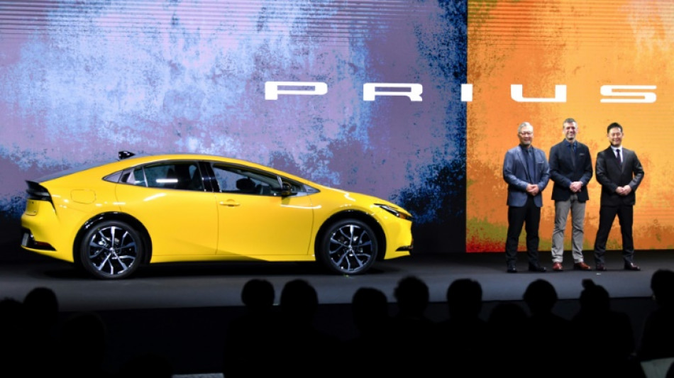 Toyota dévoile sa nouvelle Prius en plein débat sur les hybrides