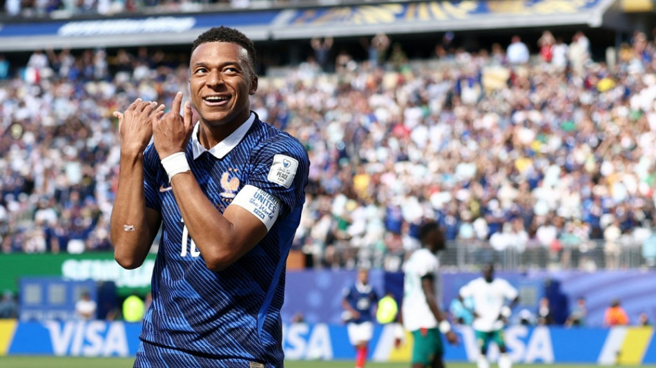  Mit Rekordmann Mbapp&eacute;: Frankreich holt Arbeitssieg zum Start 