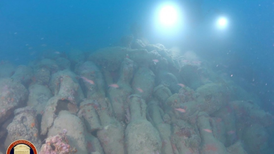  Buceadores italianos hallan restos de un barco romano con centenas de &aacute;nforas 
