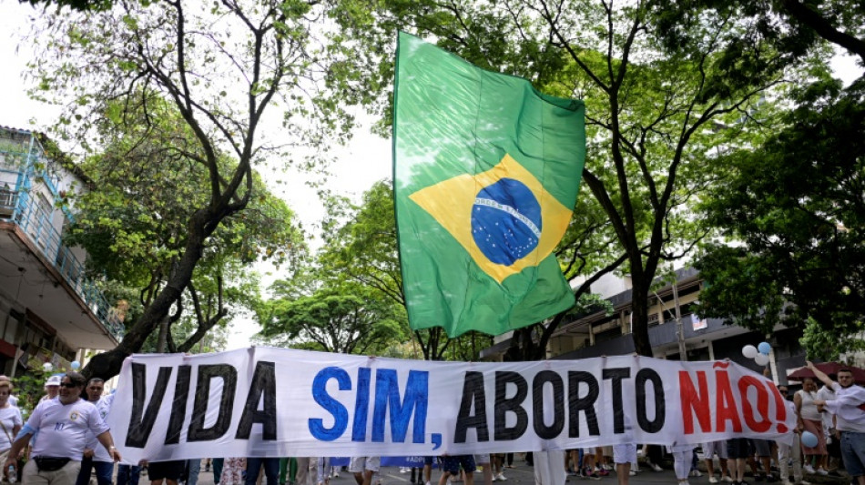 Congresso pro&iacute;be destinar dinheiro p&uacute;blico para aborto e ocupa&ccedil;&atilde;o de terras