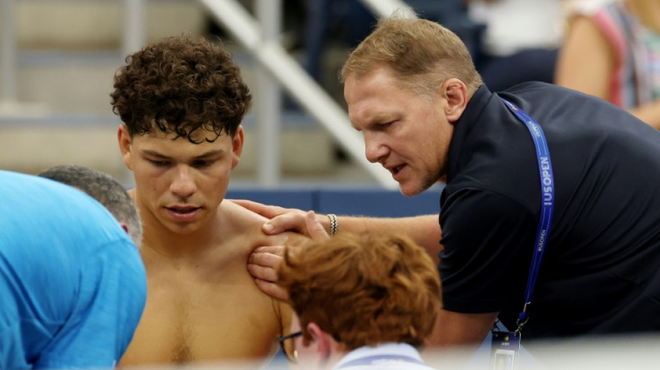 Ben Shelton sente les&atilde;o contra Mannarino, que avan&ccedil;a &agrave;s oitavas do US Open