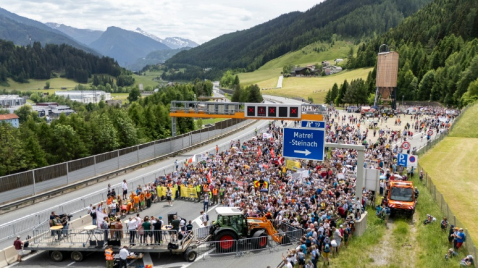  Tausende protestieren am Brenner gegen Verkehrsbelastung - Bef&uuml;rchtetes Chaos bleibt aus 