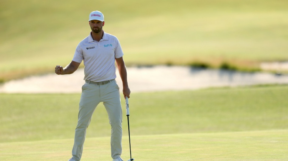  Clark wins despite hecklers but hopes not to be 'heel of the PGA' 