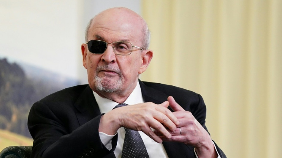  Salman Rushdie testifies at knife attacker's US terror trial 