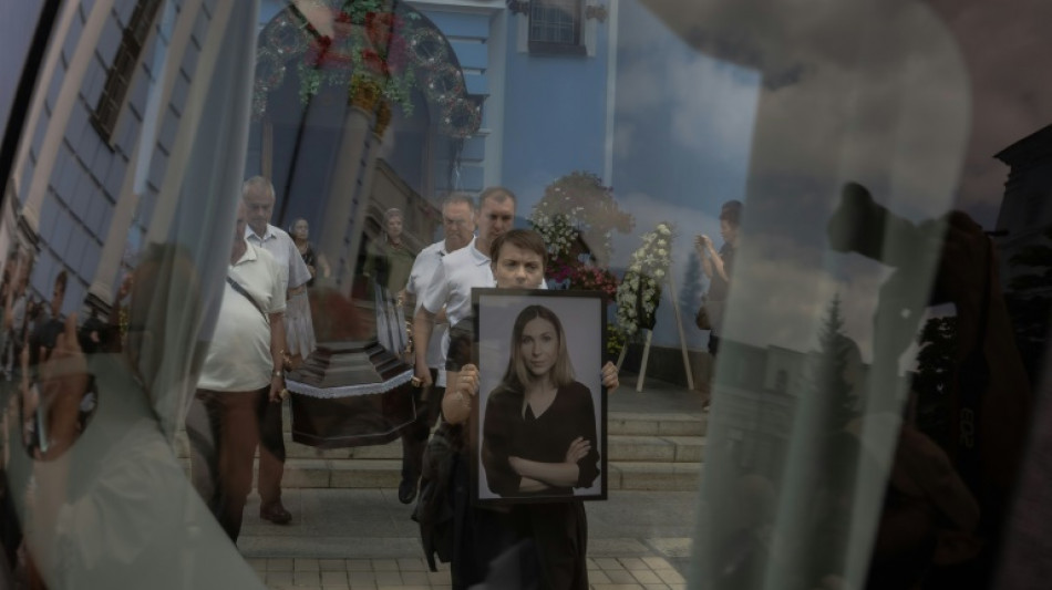 Ucr&acirc;nia presta &uacute;ltima homenagem a jornalista que morreu presa na R&uacute;ssia