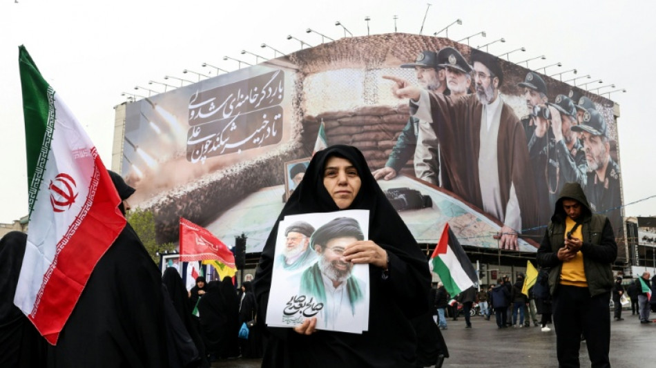  Hochrangige Vertreter iranischer F&uuml;hrung nehmen an Kundgebung in Teheran teil - Medien: Eine Tote bei Explosion 