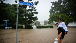 Miles de australianos dejan casas por inundaciones, muchos se resguardan en techos