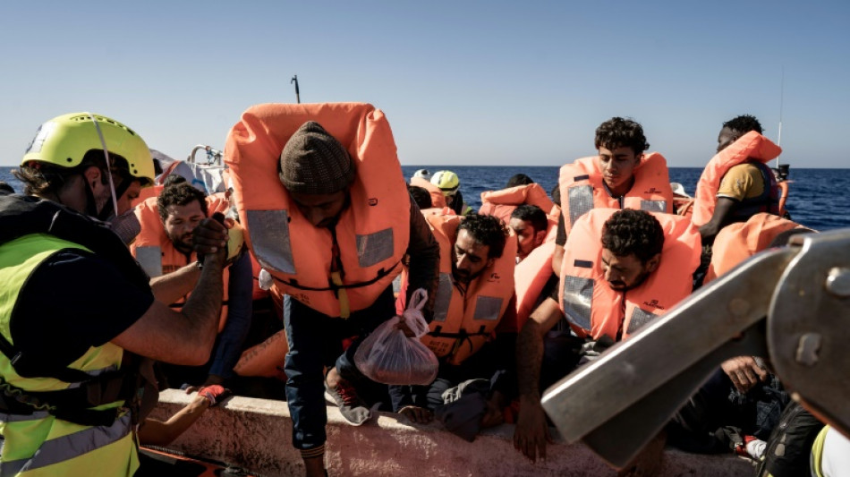 Barco con cientos de migrantes atraca en isla griega de Creta tras ser rescatado