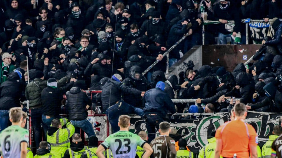 17 Polizisten und 15 Fans bei Krawallen verletzt 