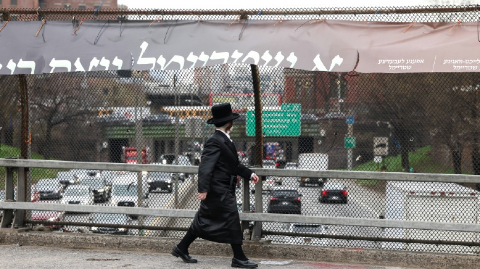  Swastikas daubed on NY Jewish homes, synagogues: police 